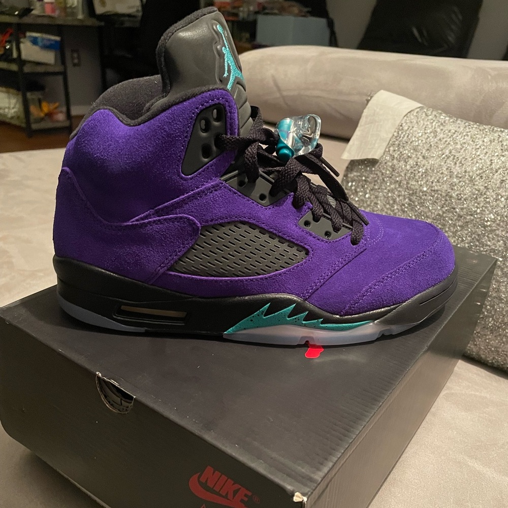 DEAD STOCK Alternative Grape 5s. Men’s size 8